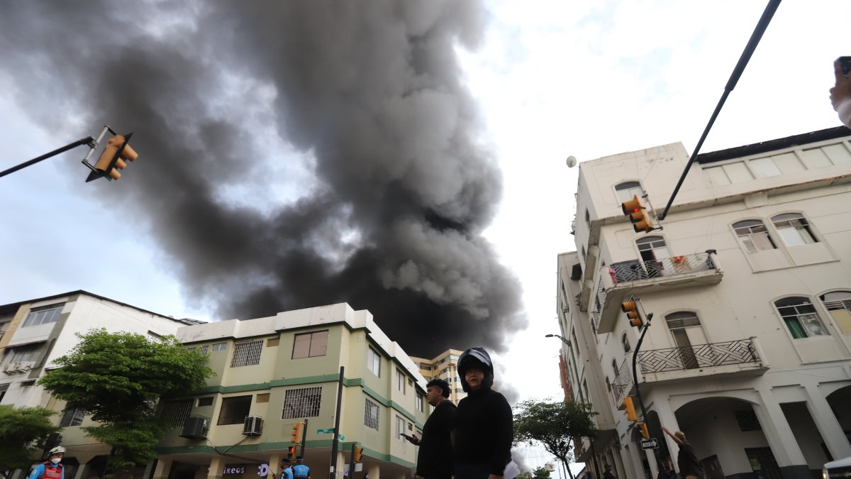 La humareda era visible a varias cuadras del lugar del siniestro, cubriendo parte del cielo en el centro de la ciudad y generando preocupación entre transeúntes y comerciantes del sector.