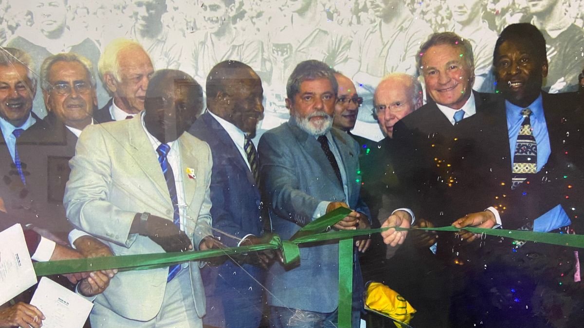 Moacyr Pinto de traje blanco con el presidente de Brasil Lula da Silva y a un costado Pelé.