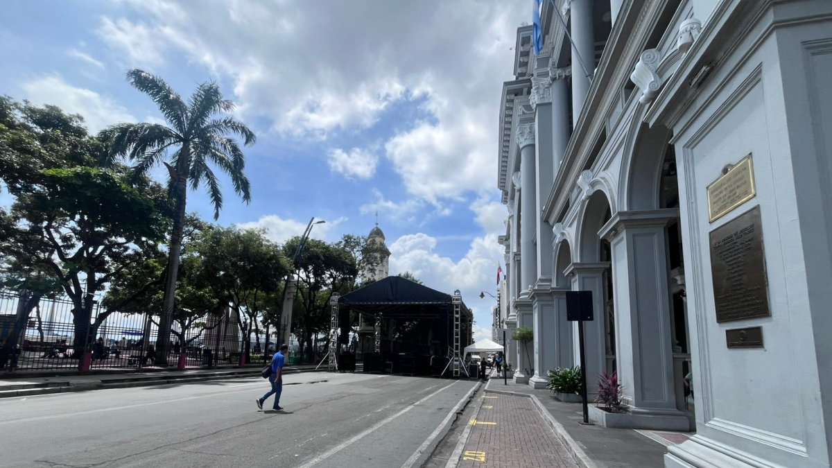 Una tarima fue instalada en plena calle Malecón de Guayaquil.