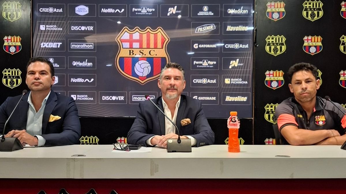 Galo Roggiero junto al presidente subrogante de Barcelona, Miguel Montalvo y Matías Oyola.