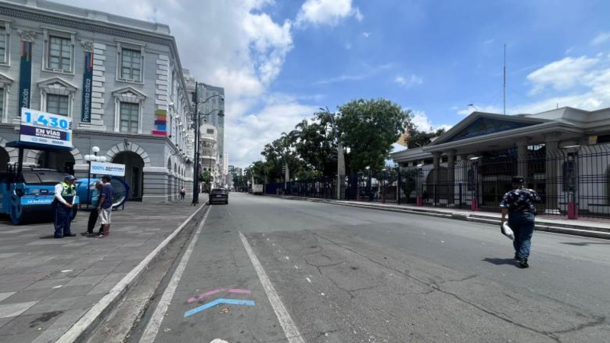 Tarima polémica: La instalación de infraestructura para un mitin bloquea calles cercanas al siniestro, generando críticas de la Secretaría de Riesgos.