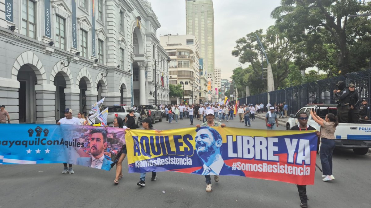 En las calles del centro de Guayaquil, cientos de personas se dan cita para pedir la liberación de Aquiles Álvarez.