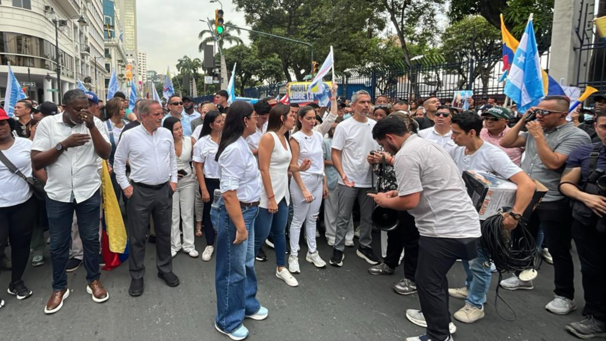 Fiorella Icaza aparece junto a la vicealcaldesa Tatiana Coronel, en la marcha por Aquiles Álvarez.
