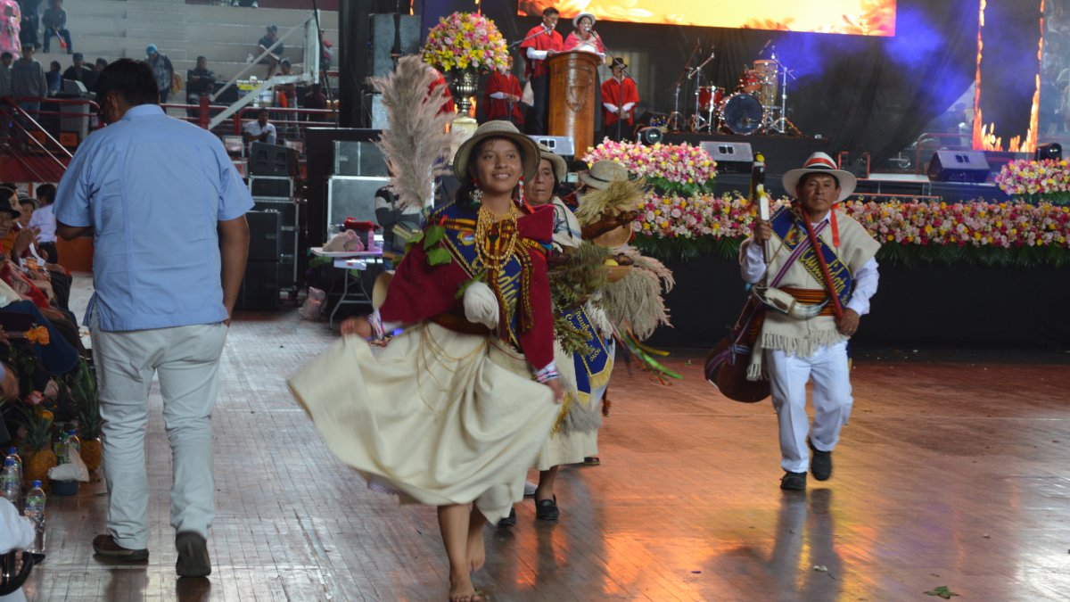 El Pawkar Raymi, fiesta ancestral del florecimiento, dio inicio oficial al Carnaval de Guaranda con música, danzas y ofrendas a la Pachamama.