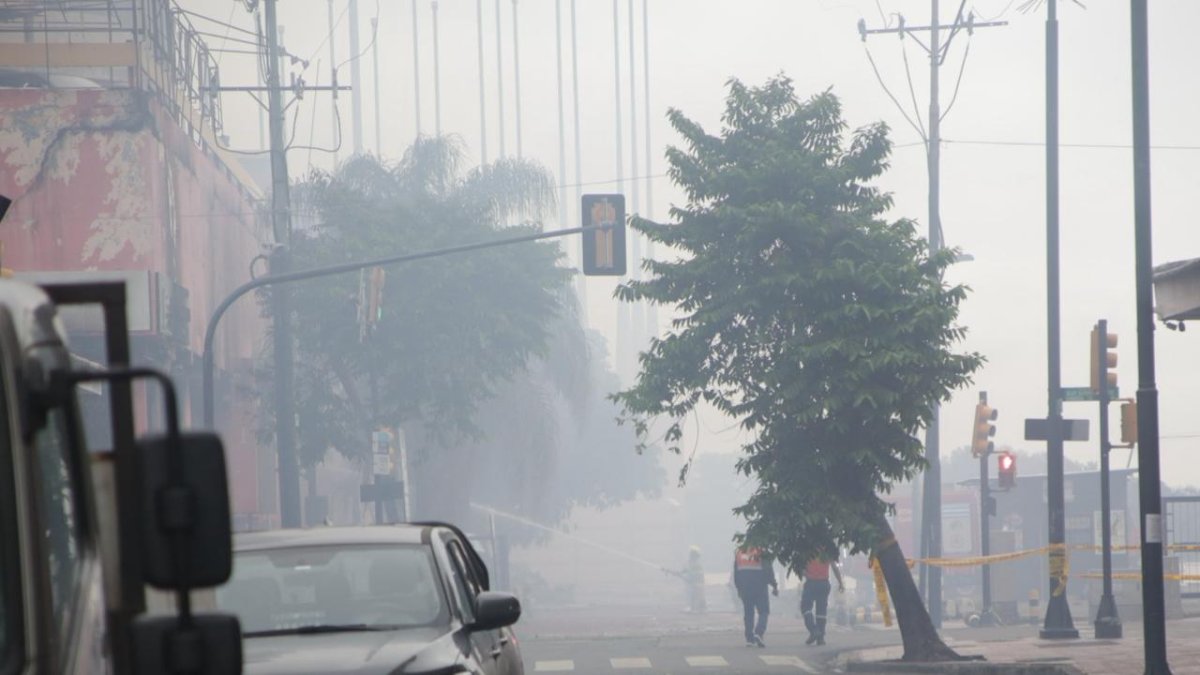Unidades bomberiles permanecen en el sitio.
