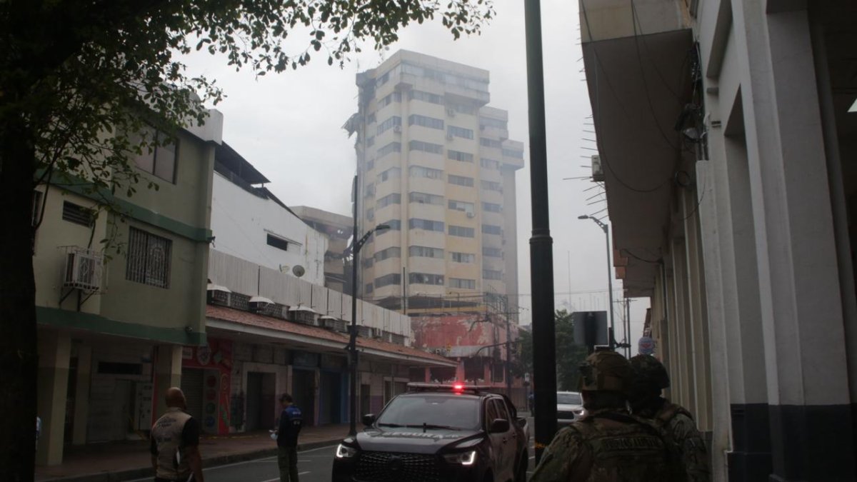 Unidades bomberiles en el sitio del incendio del cetnro.