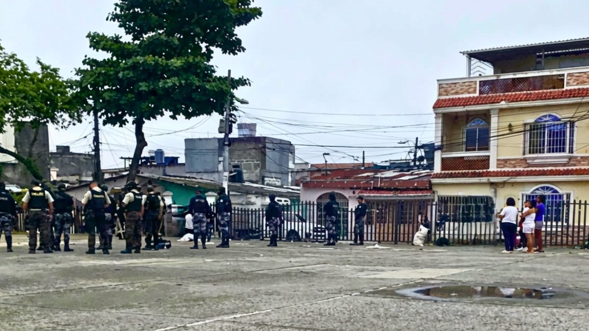 El cuerpo de la víctima quedó tendido en el interior del parque. El hecho generó alarma.