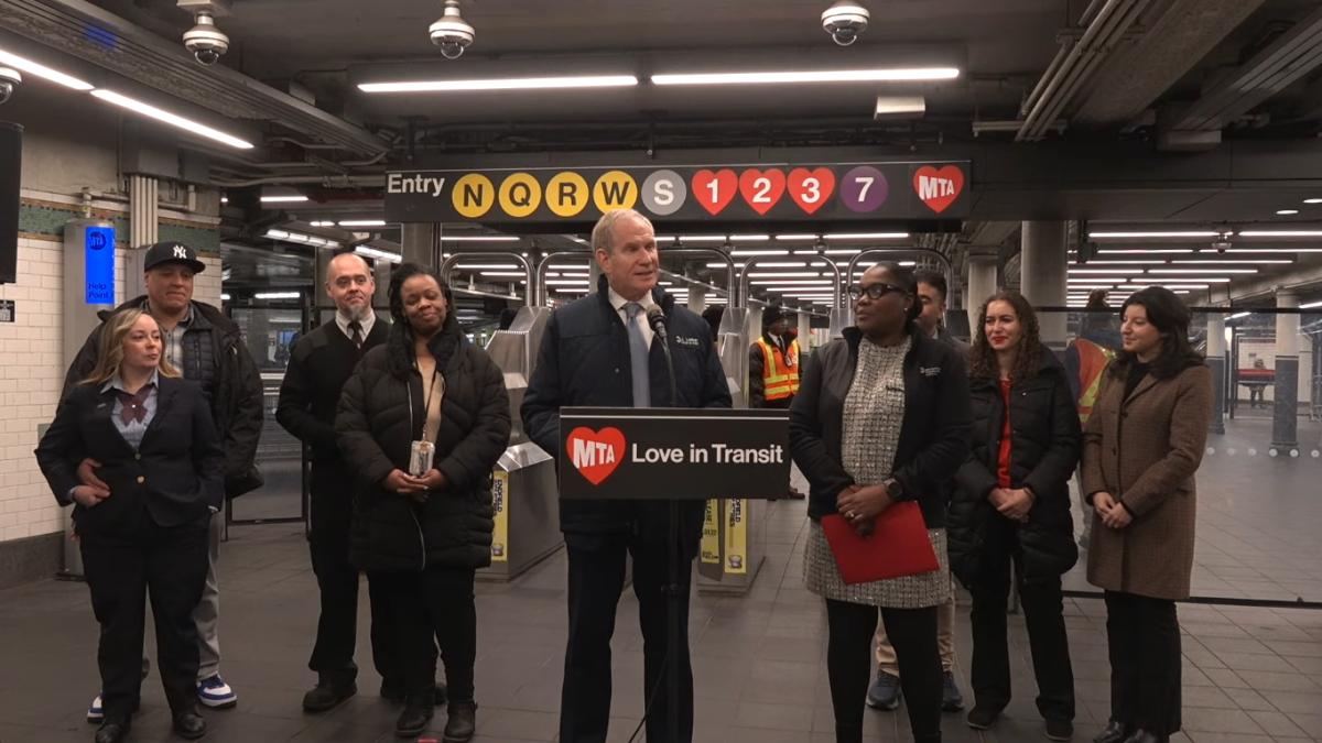 Funcionarios del sistema de transporte presentan la campaña “Love in Transit” en una estación del metro de Nueva York, con señaléticas tematizadas por San Valentín.