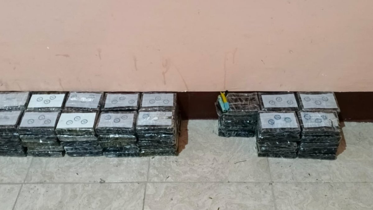 Entre los elementos encontrados constan sustancias distribuidas en paquetes.