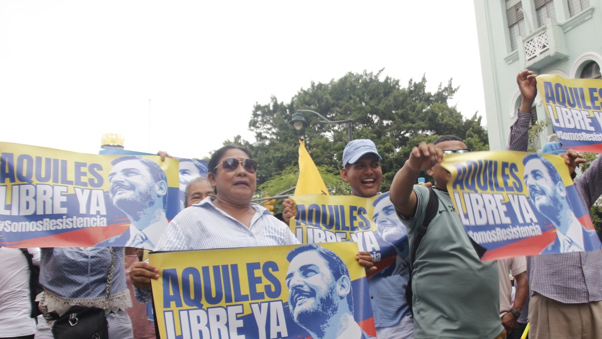 Luego de que Aquiles Álvarez ingresó a la cárcel de Latacunga, sus simpatizantes organizaron plantones para exigir su libertad.