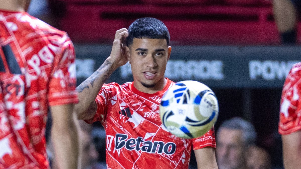 Kendry Páez en el calentamiento previo al duelo de River Plate ante Argentinos Junios.