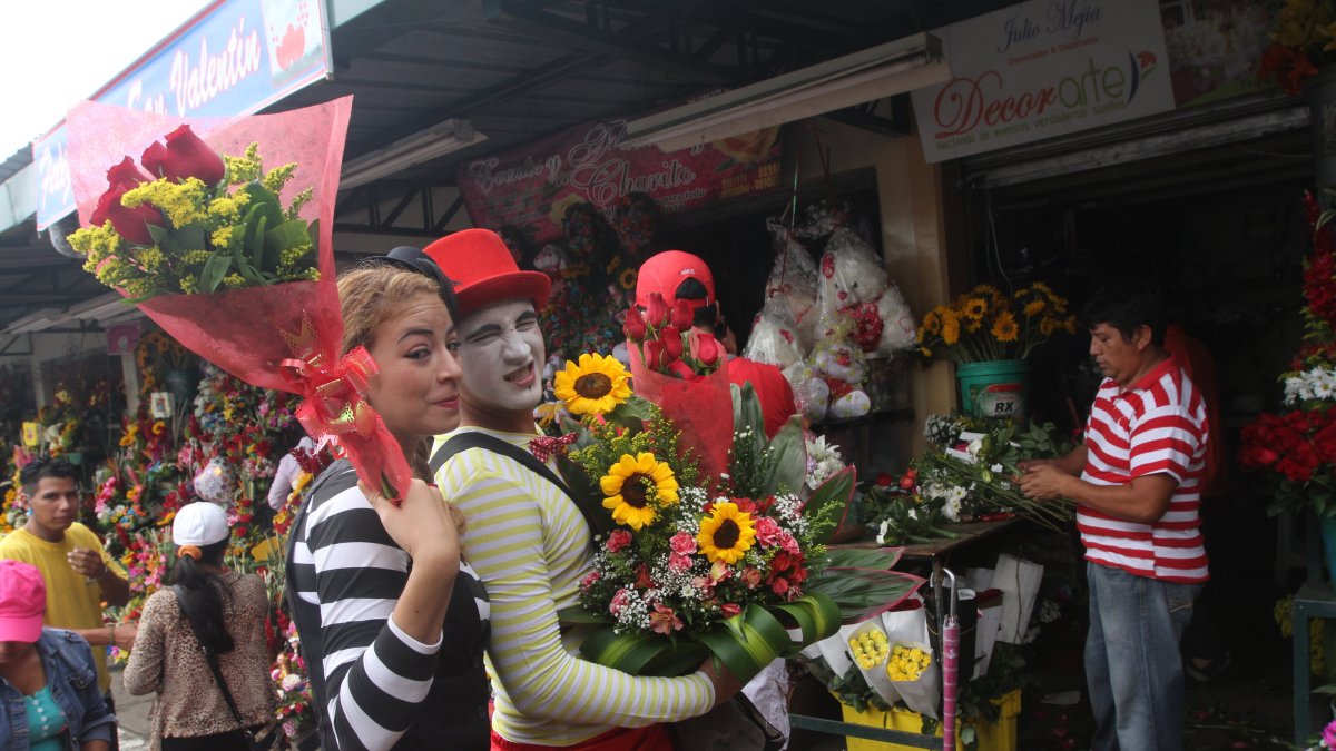 Referencial. En esta fecha, los ‘oficiales’ y las parejas extramaritales también celebran con flores y bombones.