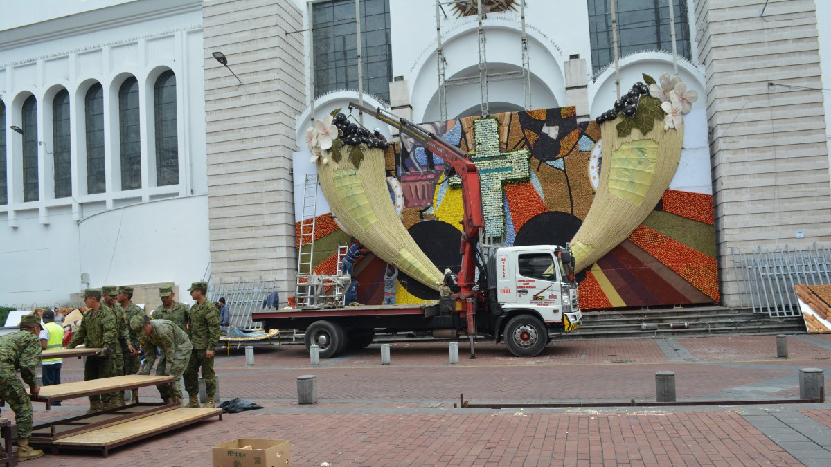 Más de 14 horas trabajaron los voluntarios para instalar la alegoría de 140 metros cuadrados que está colocada en el atrio de la Catedral en Ambato.