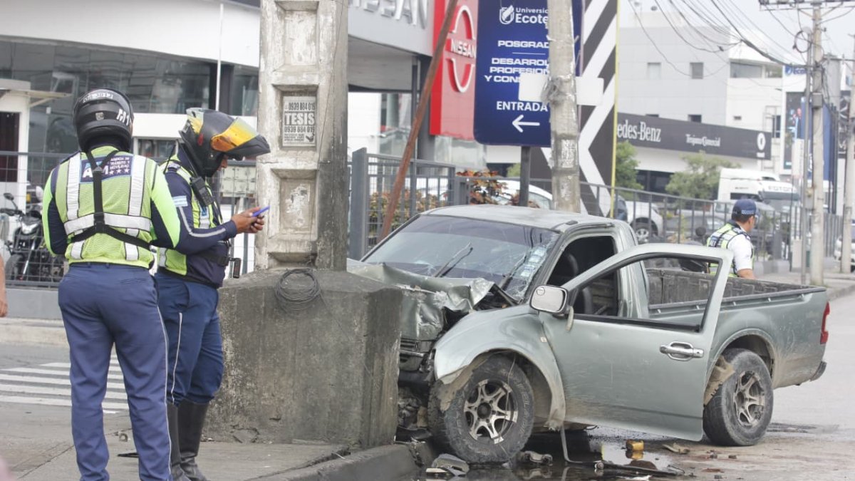 El vehículo se impactó contra un poste de concreto.