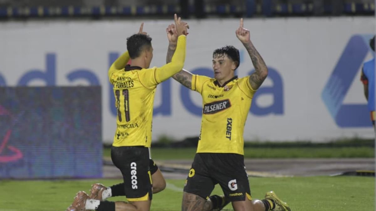 Tomas Martínez y el Toto Nuñez de Barcelona SC festejando el gol ante Aucas.