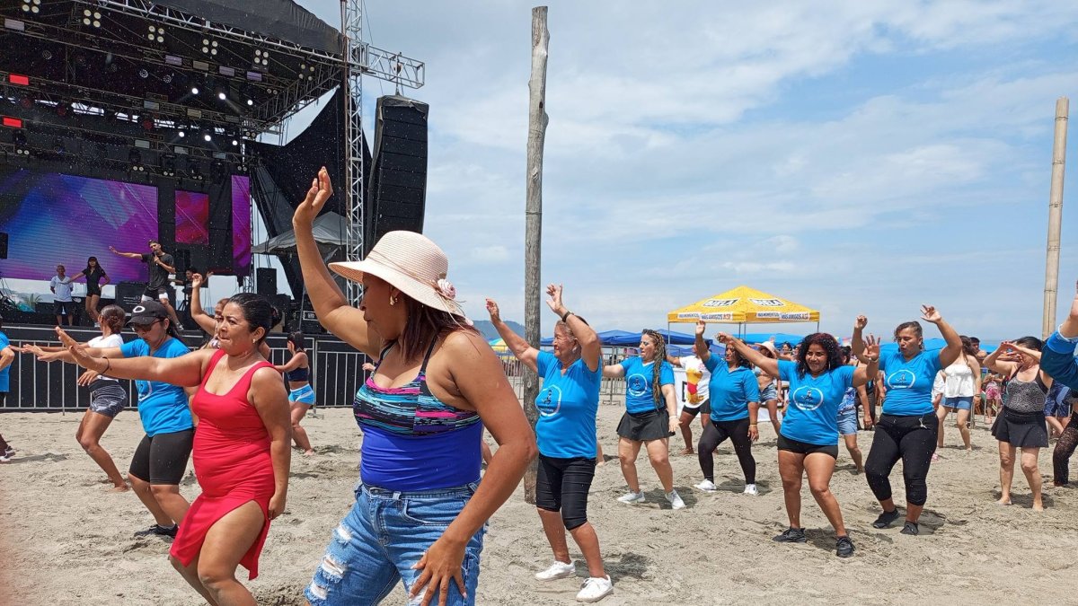 Bailoterapia frente al mar en Atacames: turistas y residentes se suman con entusiasmo a las rutinas de Carnaval, llenando la playa de música, energía y color.