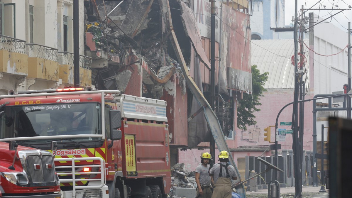 Con el paso de los días han quedado visibles los daños en la edificación, que tuvo colapsos parciales. Bomberos siguen en aquel sector.