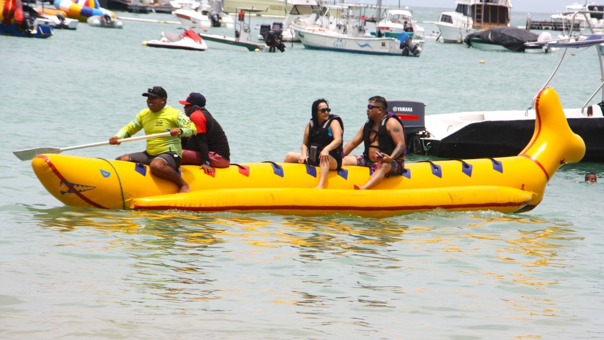 La 'banana' en Salinas es uno de los atractivos más visitados en este feriado.