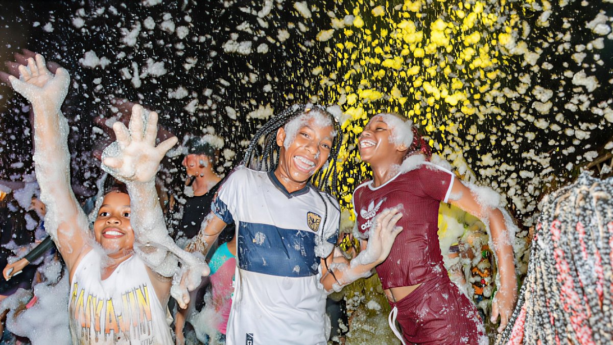 Niños y jóvenes en Esmeraldas son quienes más gozan de la actividad, corriendo entre espuma y agua, riendo a carcajadas.