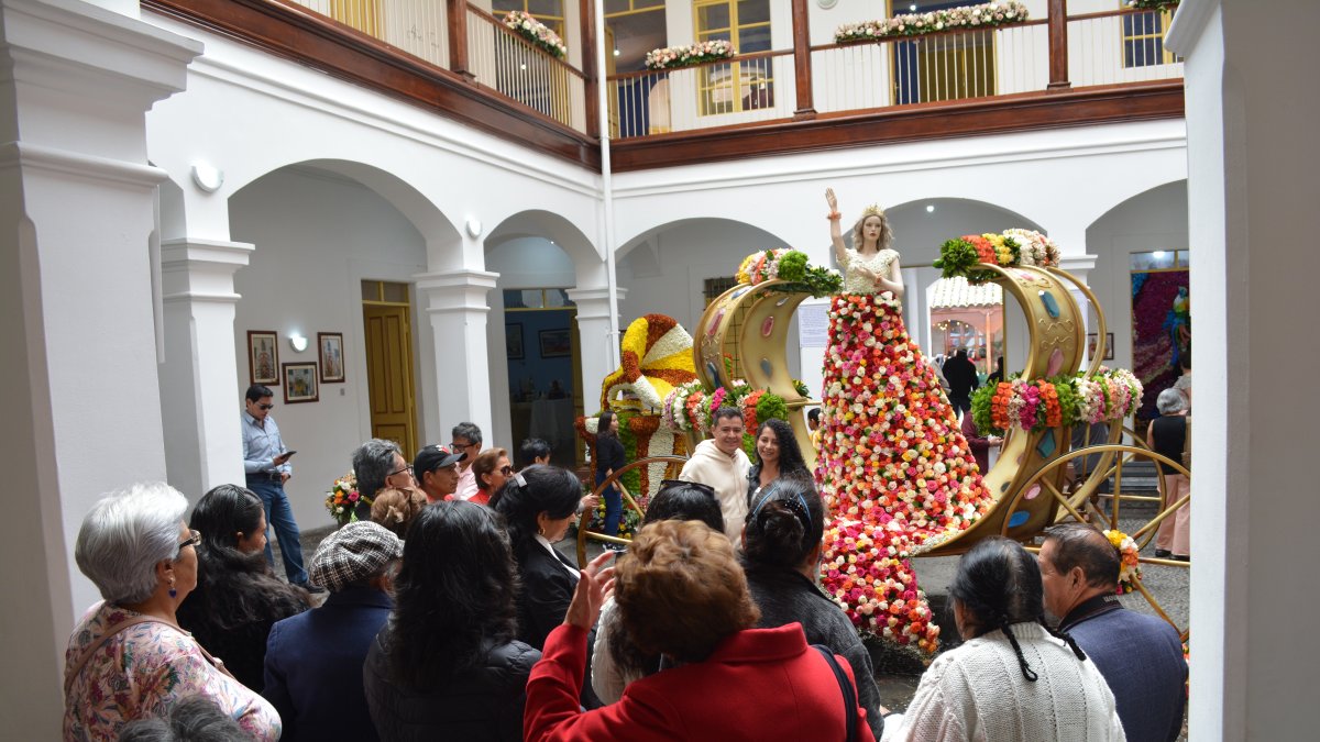 Turistas nacionales y extranjeros recorren la exposición floral en la Casa del Portal, uno de los espacios más visitados del circuito patrimonial.
