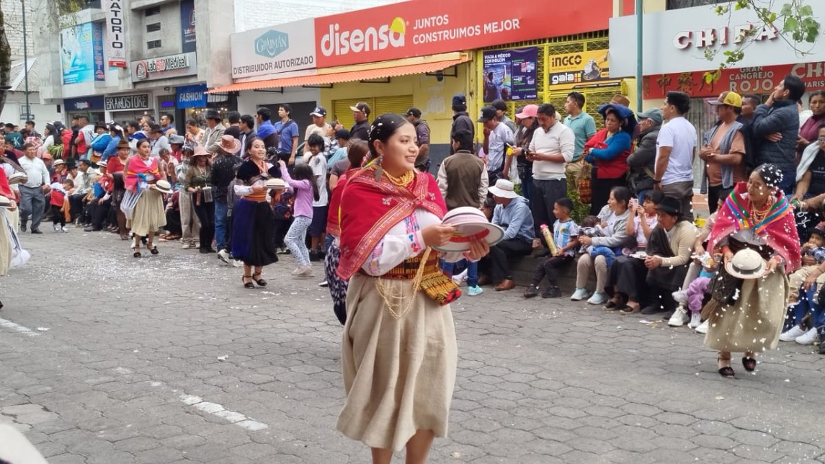 Delegaciones de danzantes llenaron de color y ritmo las calles de Guaranda durante el desfile del Pawkar Raymi.