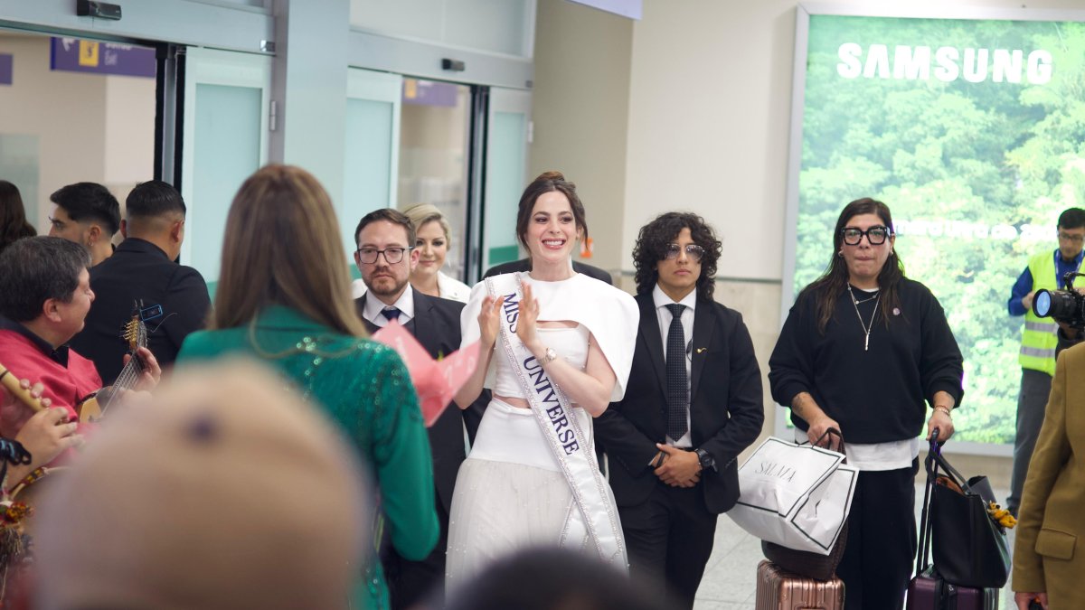 Fátima Bosch fue recibida en el aeropuerto de Tababela, en Quito, antes de su traslado a Ambato para participar en el Desfile de la Confraternidad.