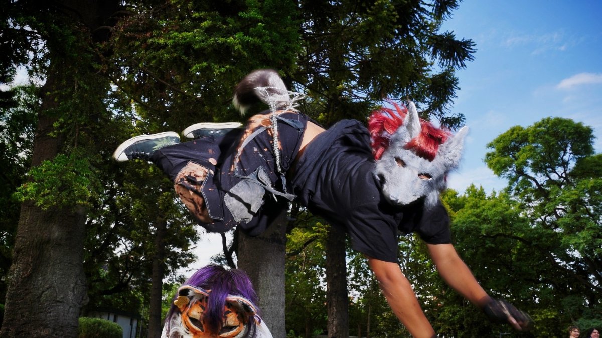 Identificarse con un animal (ya sea doméstico o salvaje), ponerse una máscara, salir con ella al parque e imitarlo: ellos son los ‘therians’.