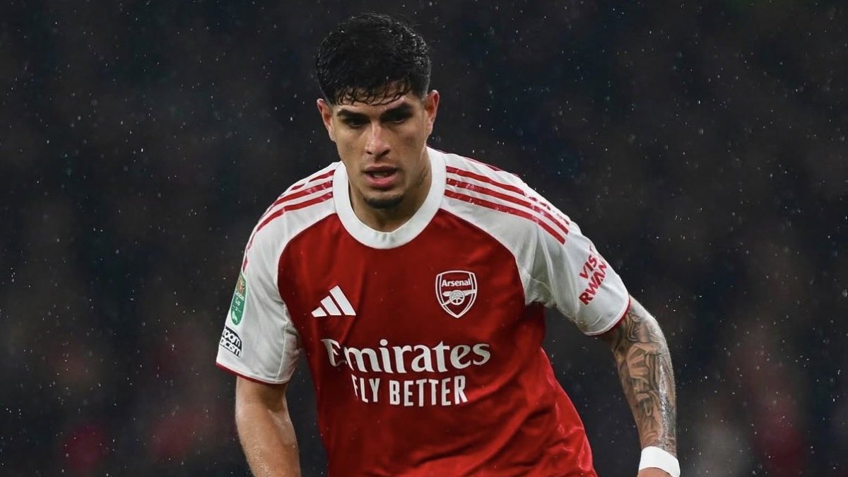 Piero Hincapié juega de central y lateral izquierdo en Arsenal.