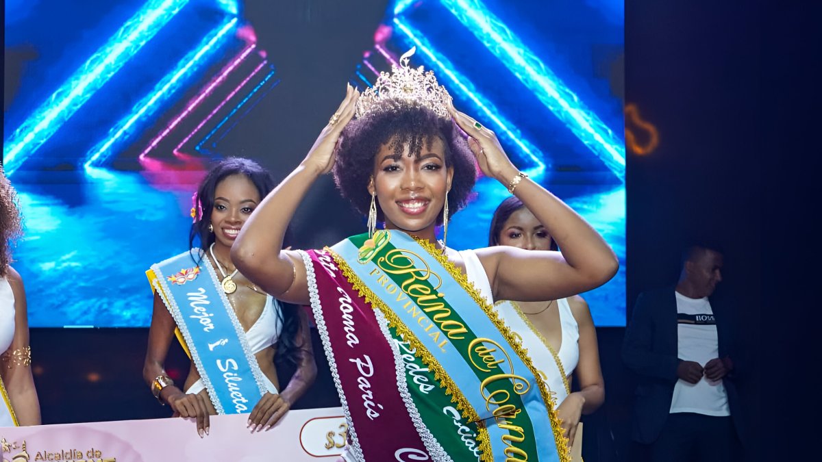 Crisbel Caicedo, representante del cantón Esmeraldas, es coronada como Reina Provincial del Carnaval de Muisne 2026 en una velada llena de música y tradición.