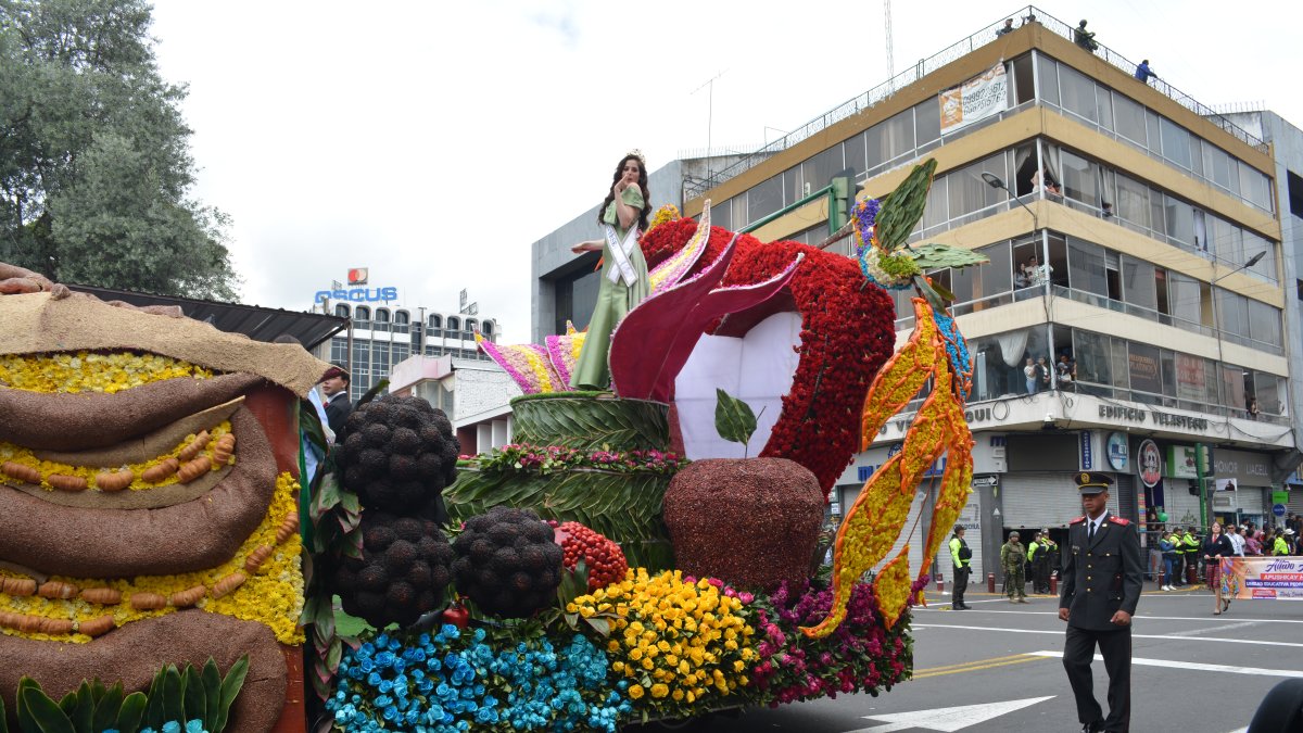 La Miss Universo participó del desfile patrimonial de Ambato.