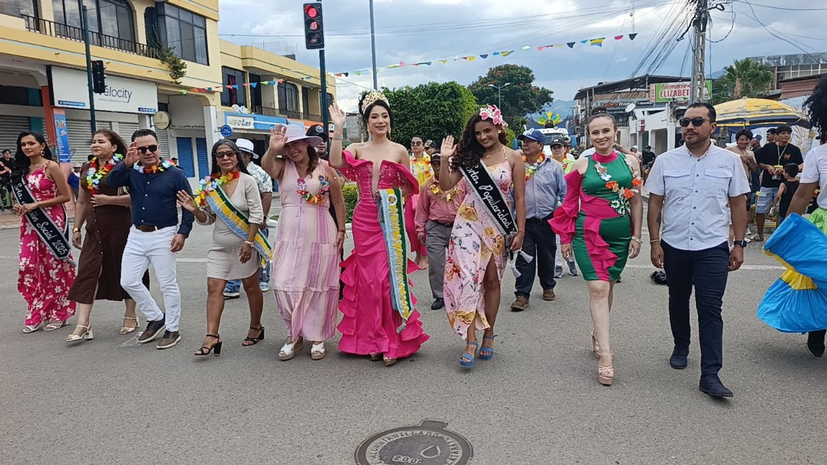 Estudiantes y docentes participaron en el desfile cultural que recorrió el centro de Catamayo, provincia de Loja.