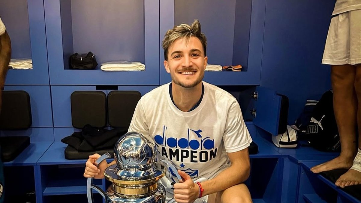 Francisco Pizzini con uno de los trofeos conseguidos en clubes argentinos.
