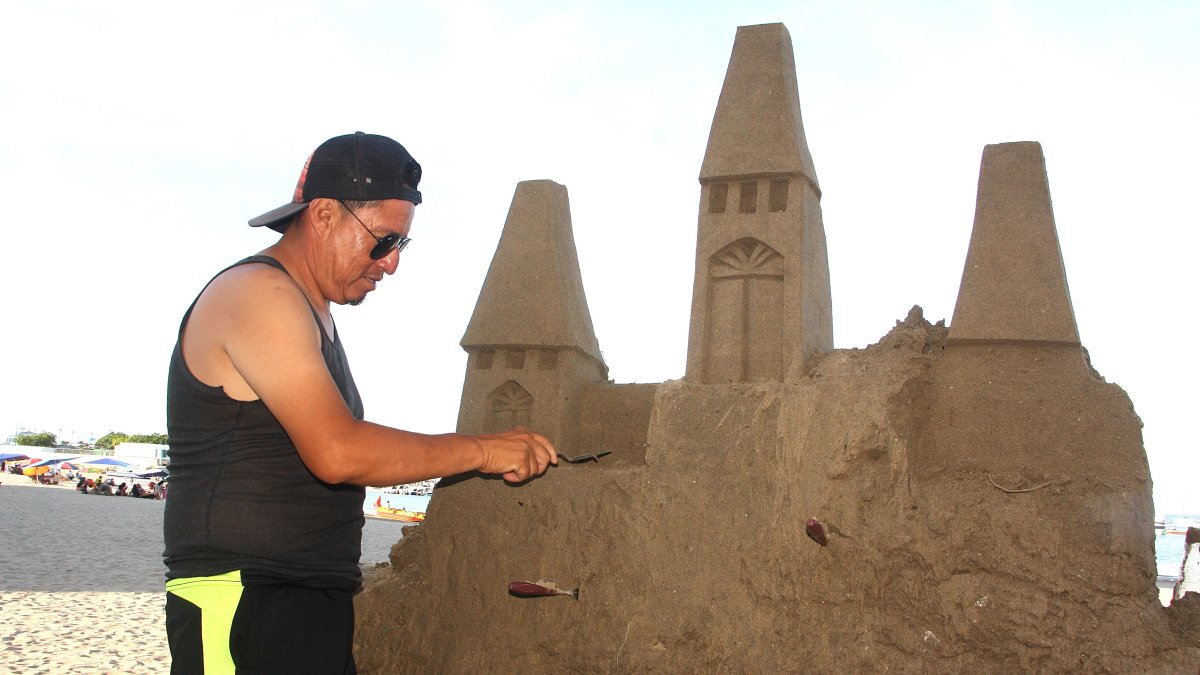 Cristhian Quinde dejó el Carnaval brusco por el arte de las esculturas de arena.