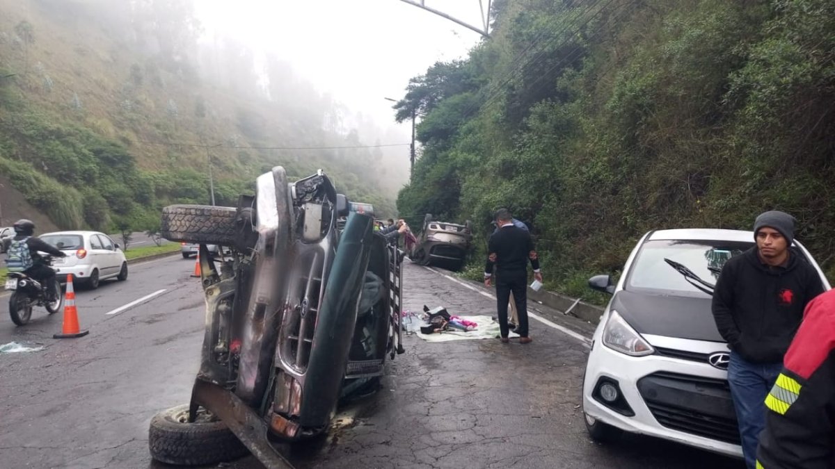 Este choque múltiple involucró a tres automotores en la avenida Simón Bolívar, cerca del redondel de Gualo, norte de Quito.