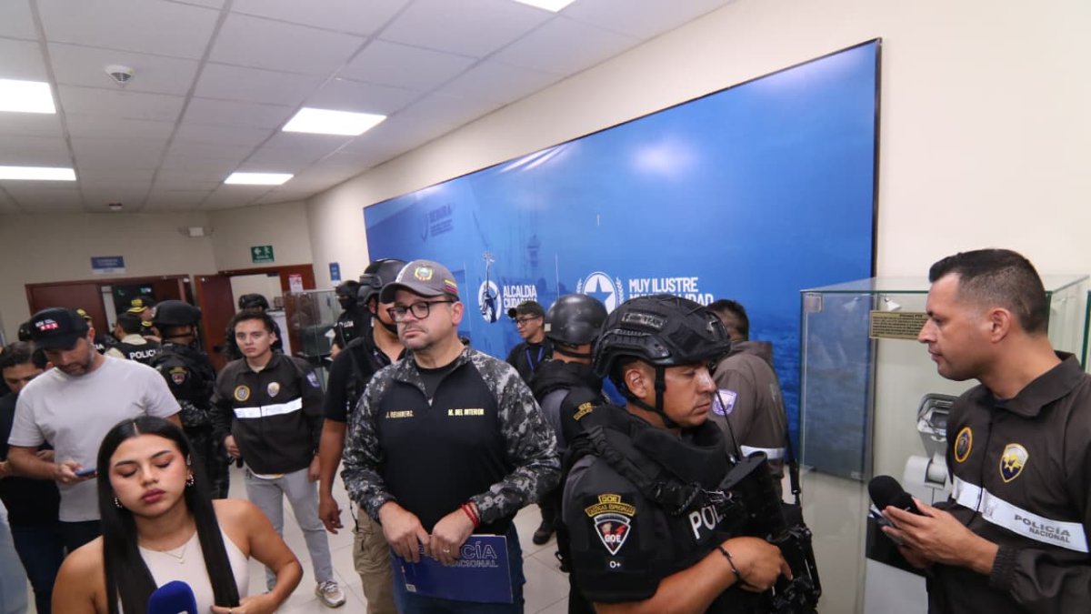La Policía Nacional interviene en instalaciones de Segura EP, en Guayaquil, con el ministro John Reimberg (c) al frente.