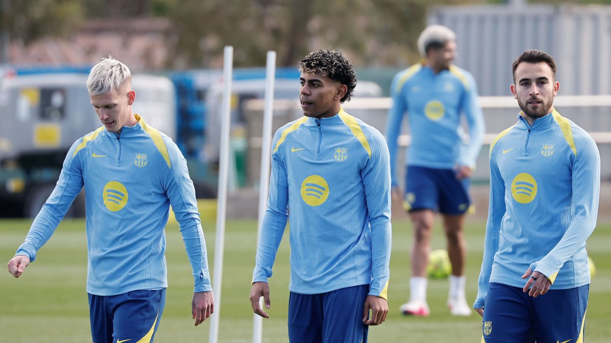 Los jugadores del FC Barcelona Dani Olmo (i), Lamine Yamal (c) y Eric Garcia, durante el entrenamiento.