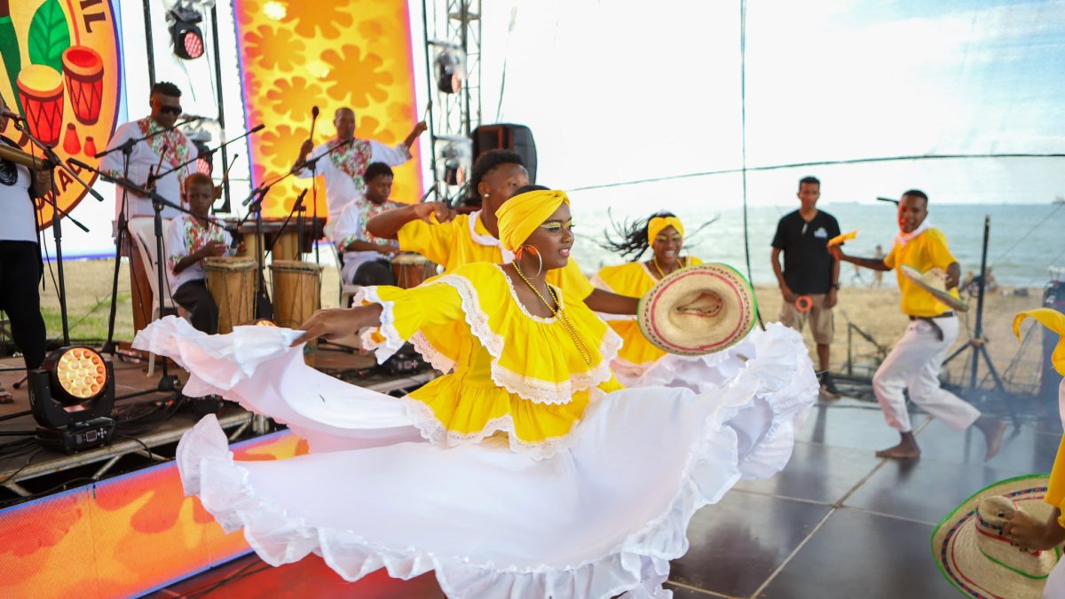 Danzantes con trajes tradicionales afroecuatorianos llenaron de color y energía el escenario del Festival de Marimba en Playa Las Palmas.