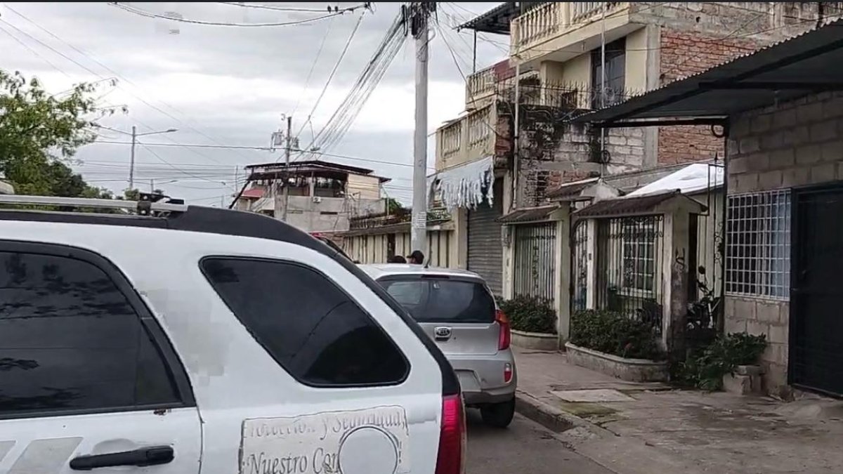 La mujer fue hallada sin vida en el interior de un departamento.