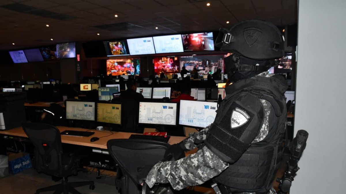 Un agente policial dentro del centro de operaciones de Segura EP, tras el allanamiento.