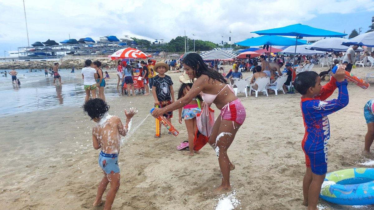 La fiesta siguió en los balnearios de la provincia de Santa Elena en el lunes de Carnaval