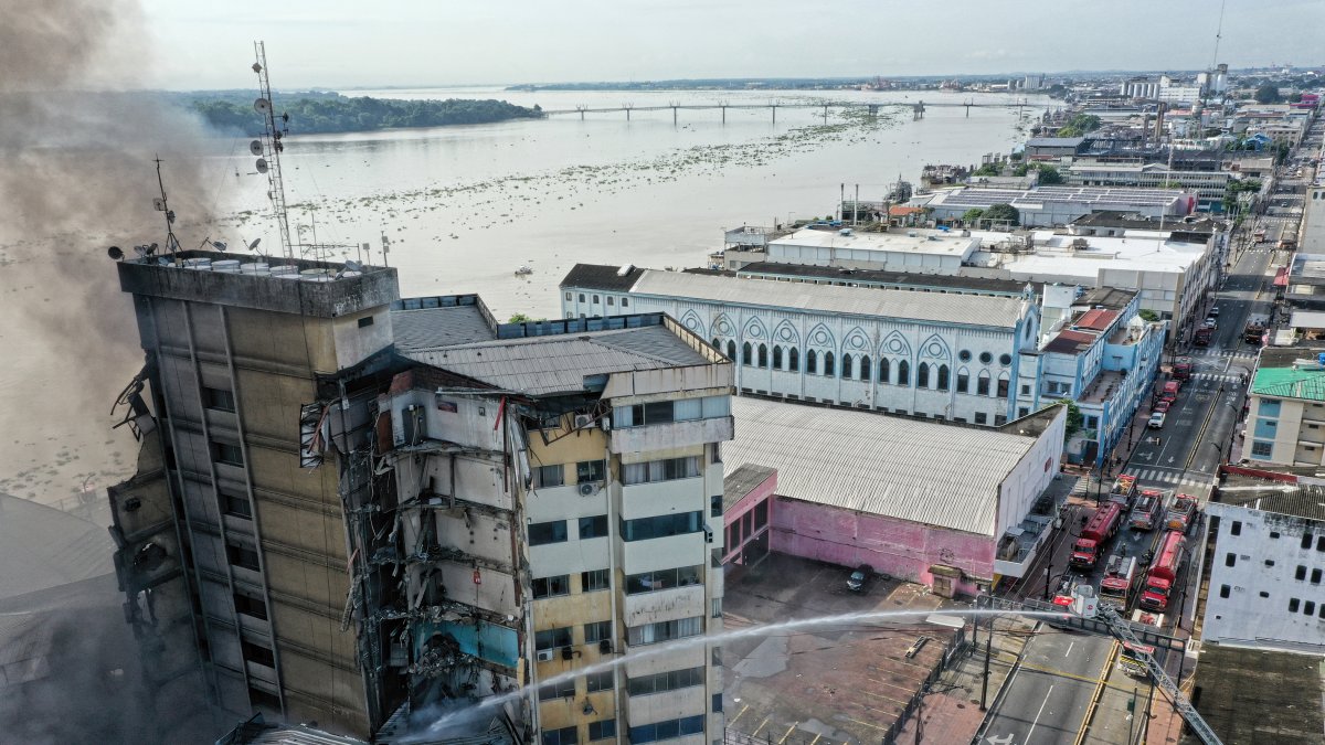 El fuego inició en la parte trasera del edificio y provocó el colapso de gran parte de la estructura.