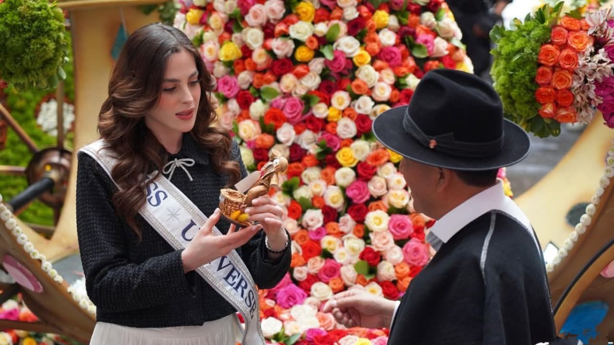 Fátima Bosch recibe la réplica de la Pluma de Montalvo de manos del prefecto Manuel Caizabanda.