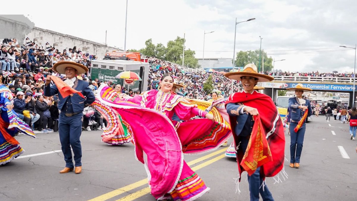 Integrantes del Ballet Nacional de México danzaron durante el desfile, donde delincuentes aprovecharon la multitud para sustraer sus pertenencias.
