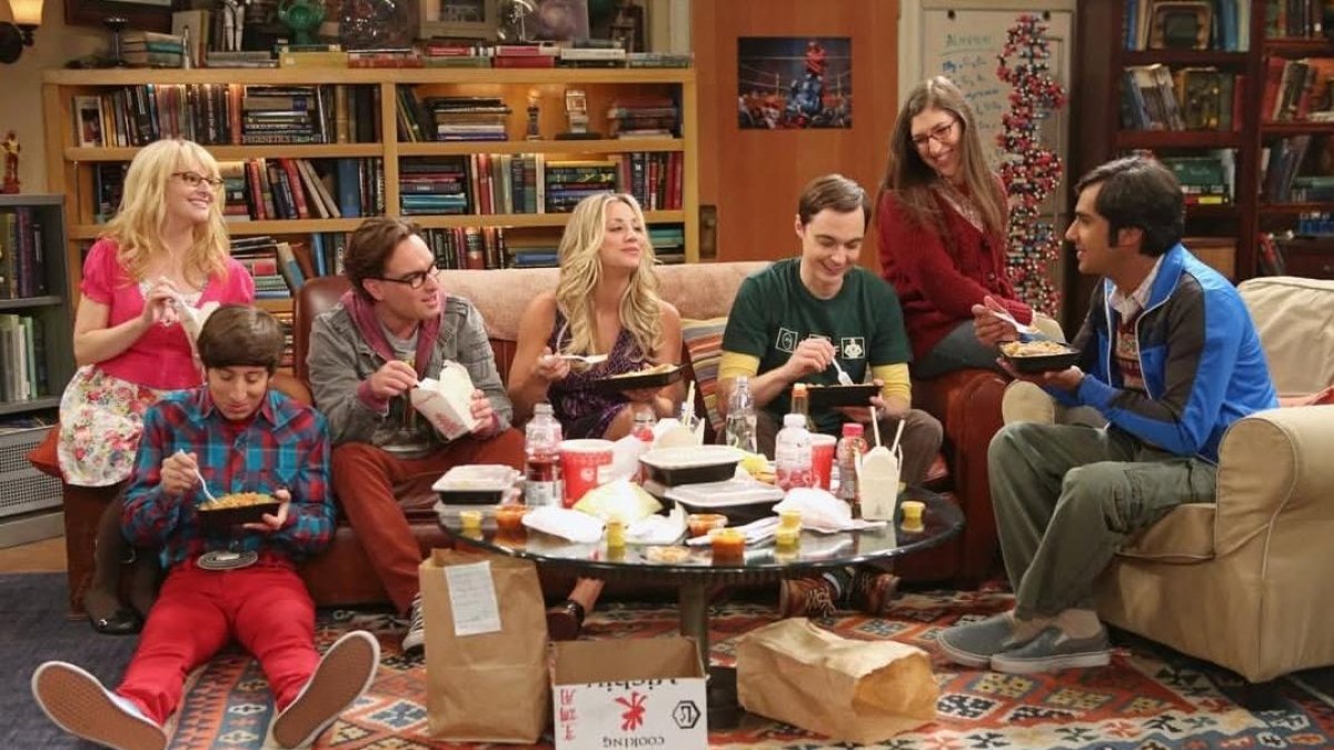 La estrella de The Big Bang Theory financia becas y ayuda en secreto a personas con gastos médicos urgentes.