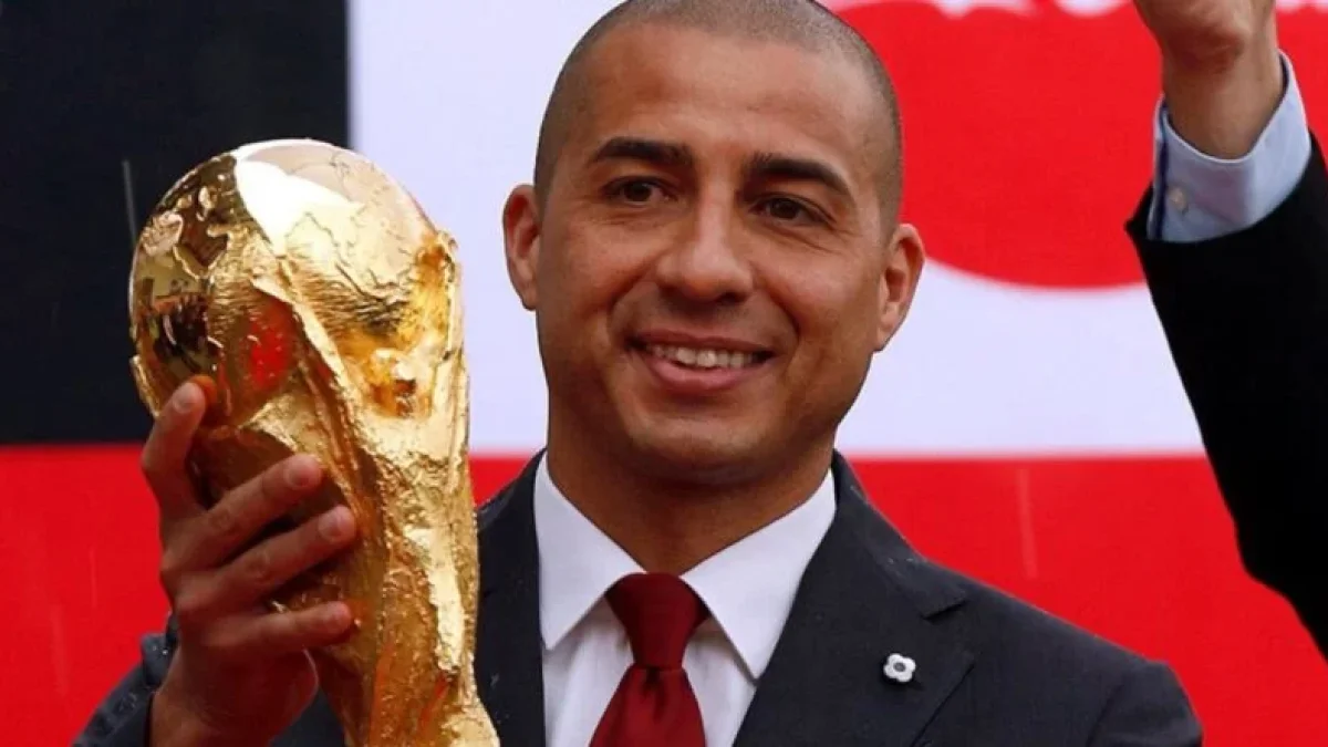 El mundialista David Trezeguet escoltó el trofeo en su paso por Bogotá.