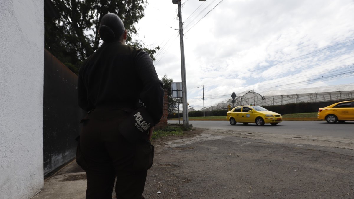 La agente, de 27 años, recibió un impacto de bala en el abdomen, en el norte de Quito.