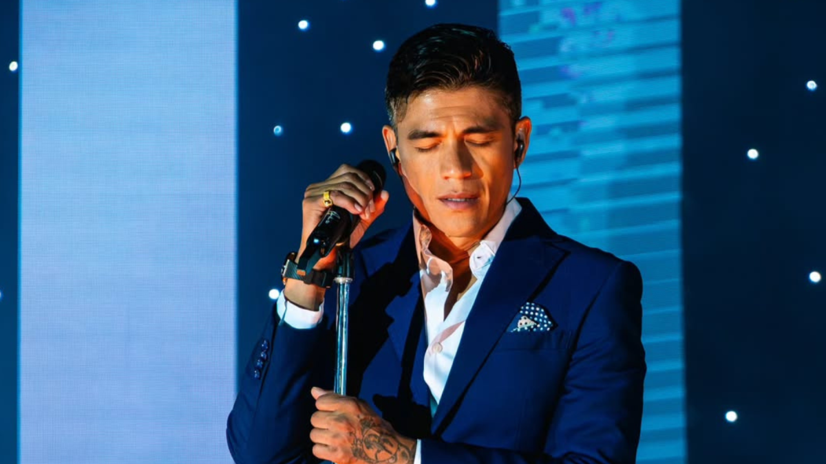 Américo es un cantante chileno de baladas y cumbia tropical.