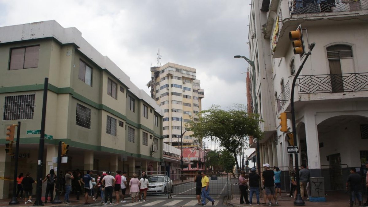 Edificio Multicomercio permanece bajo resguardo seis días después del incendio en el centro de Guayaquil.