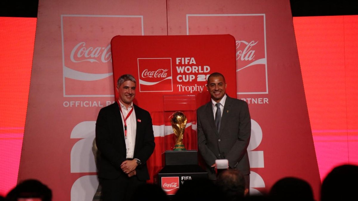 El codiciado trofeo de la Copa del Mundo atrae a cientos de fanáticos durante su visita a Quito.