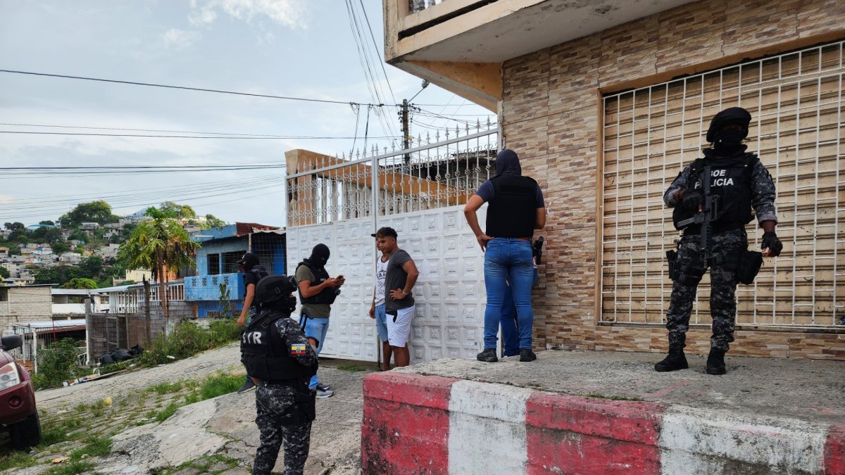 Agentes policiales indagan lo sucedido en el sector de la Av. Pedro Vicente Maldonado.